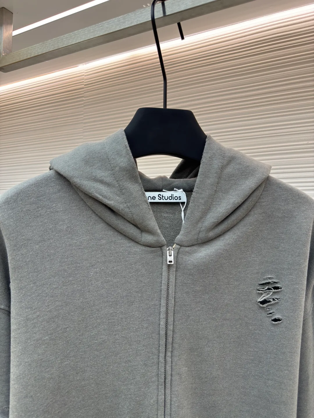 Acne Studios ripped distressed logo zipper jacket ●Authentic product: 4500 purchased and developed ●Item number: 1680387-B35 ●Fabric: Dream double-strand cotton plain fabric ●Technology: Distressed printing ●Version: loose version ●Weight: about 660 grams ●Size: S-M-L-XL ●Description: Customized dream double-strand cotton plain fabric with excellent texture and comfortable skin fit The main color is deep black, which is like the mottled rust on ancient copperware. The unruly soul of AcneStudios is engraved on the chest. The clever integration of hole elements and wanton swaying on the black canvas is a deliberate rebellion and a break away from the shackles of tradition. It is unique in the wave of trends. Glue printing is used. The chest printing is modified three times with the film screen. The glue liquid paint is used to print the pattern on the fabric. The fabric is baked to fix the printed pattern. Many parts of the body of the garment are worn and worn by pure artificial regularity, and hand brush marks are added to the surface of the garment to add texture and depth to imitate the texture of natural wear and tear. The fabrics have been washed to give them a better feel and texture. They are not easy to deform, shrink or fade, and maintain their long-lasting beauty. The overall color is consistent with no color difference. It can be matched with the same style to create a fashionable look, and can be used in various occasions. Customized accessories, complete with three standards, the same style for men and women!